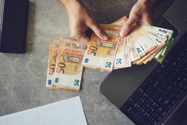 Γυναίκα με χρήματα μπροστά της