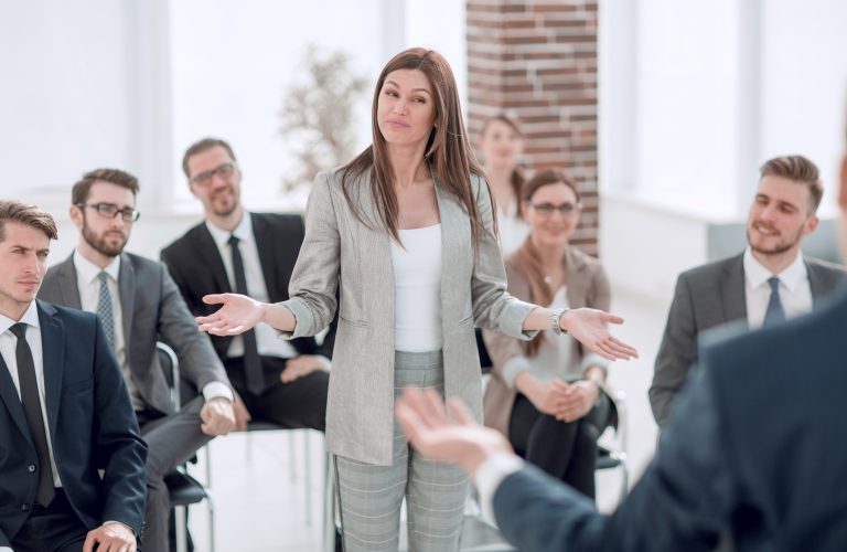 Γυναίκα στο γραφείο με συναδέλφους