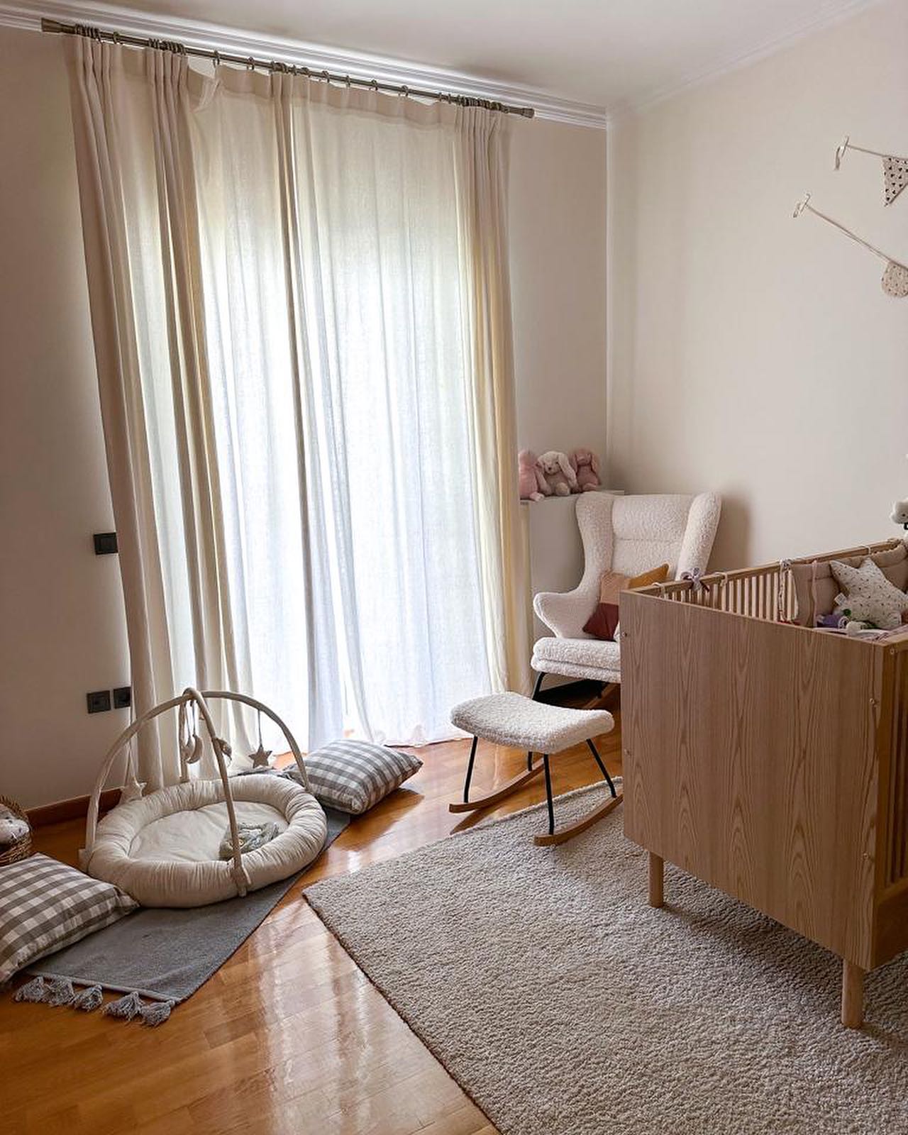 Ο Πάνος Μουζουράκης δείχνει το βρεφικό δωμάτιο της κόρης του