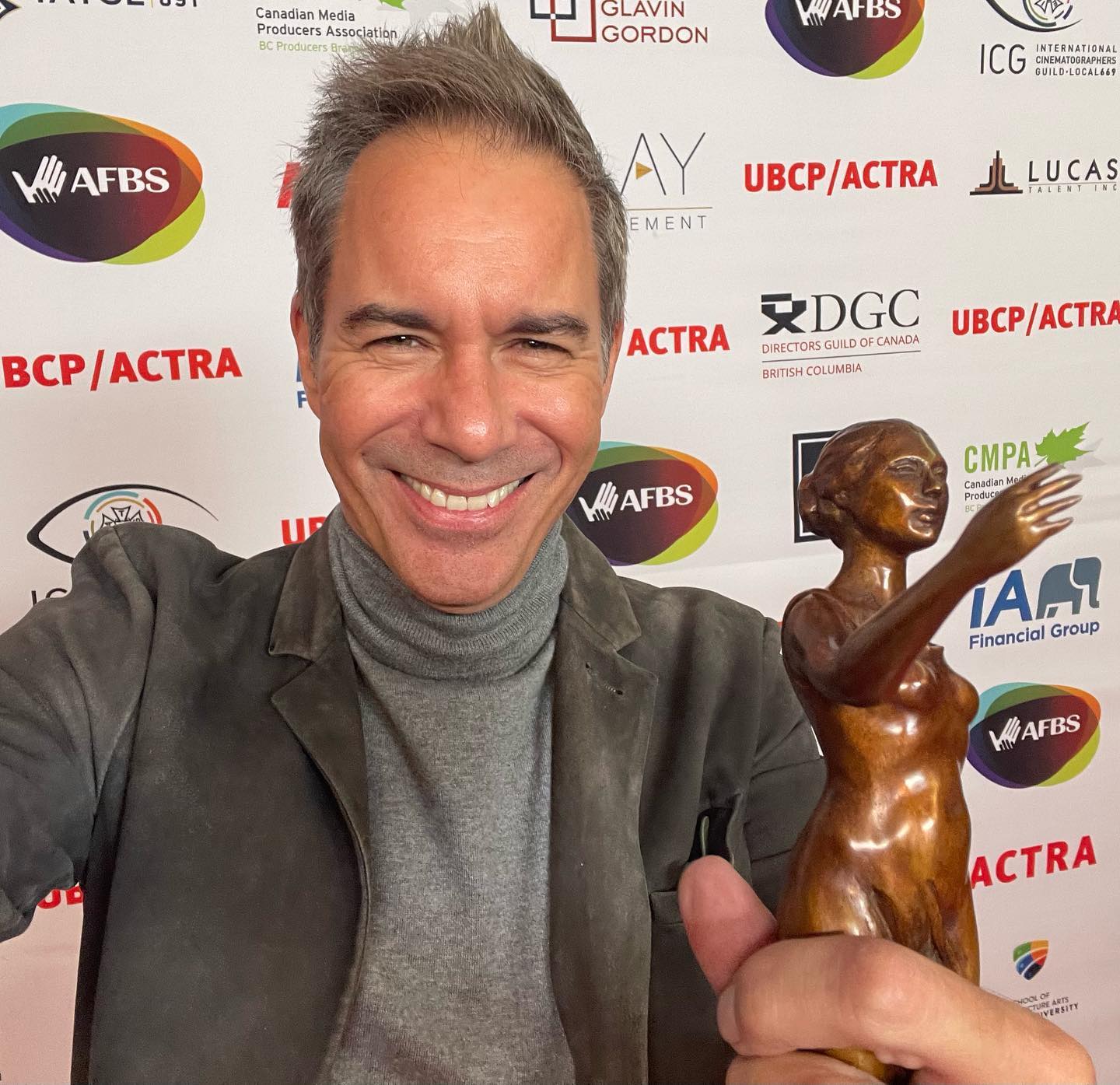 O Eric McCormack κρατά το βραβείο του UBCP/ACTRA τον Νοέμβριο του 2022