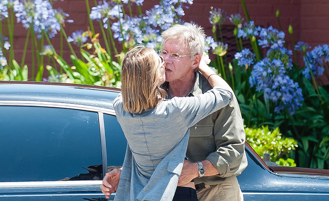 Harrison Ford και η γυναίκα του τρυφερό φιλί