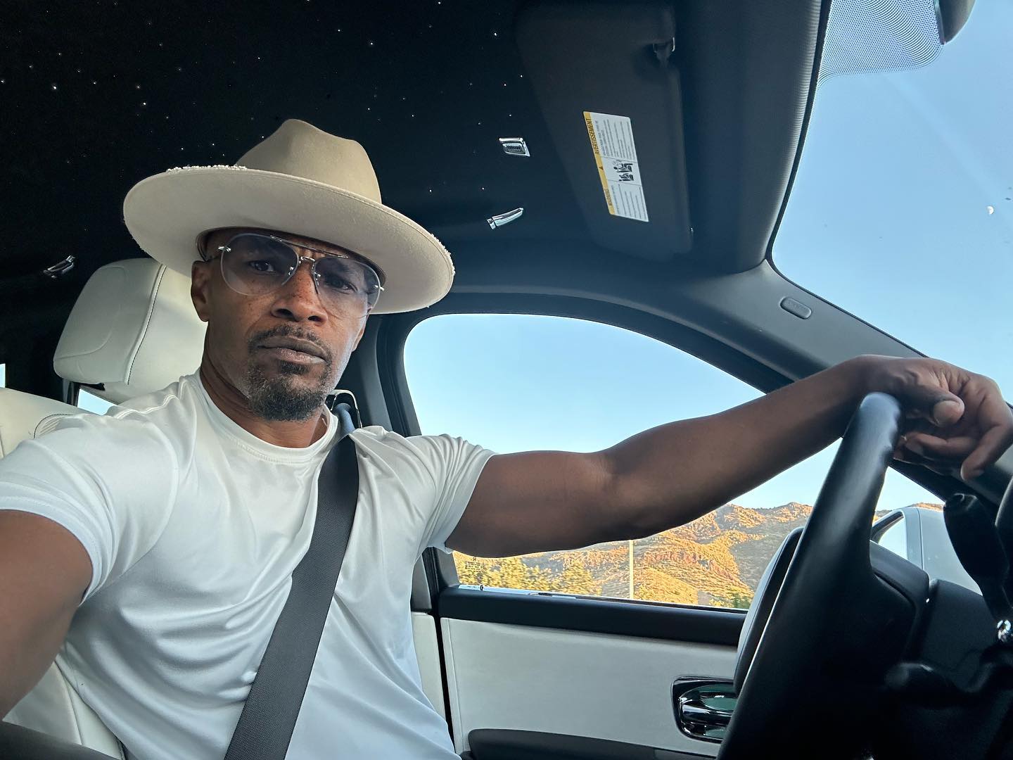 O Jamie Foxx επέστρεψε στη θέση του οδηγού μετά την περιπέτεια υγείας του