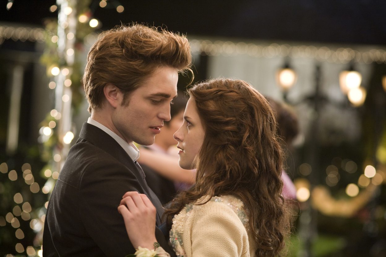 H Kristen Stewart και ο Robert Pattinson σε σκηνή από το Twilight