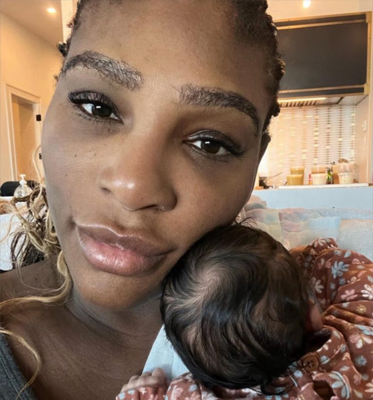 H Serena Williams αγκαλιά με την 3 μηνών κορούλα της