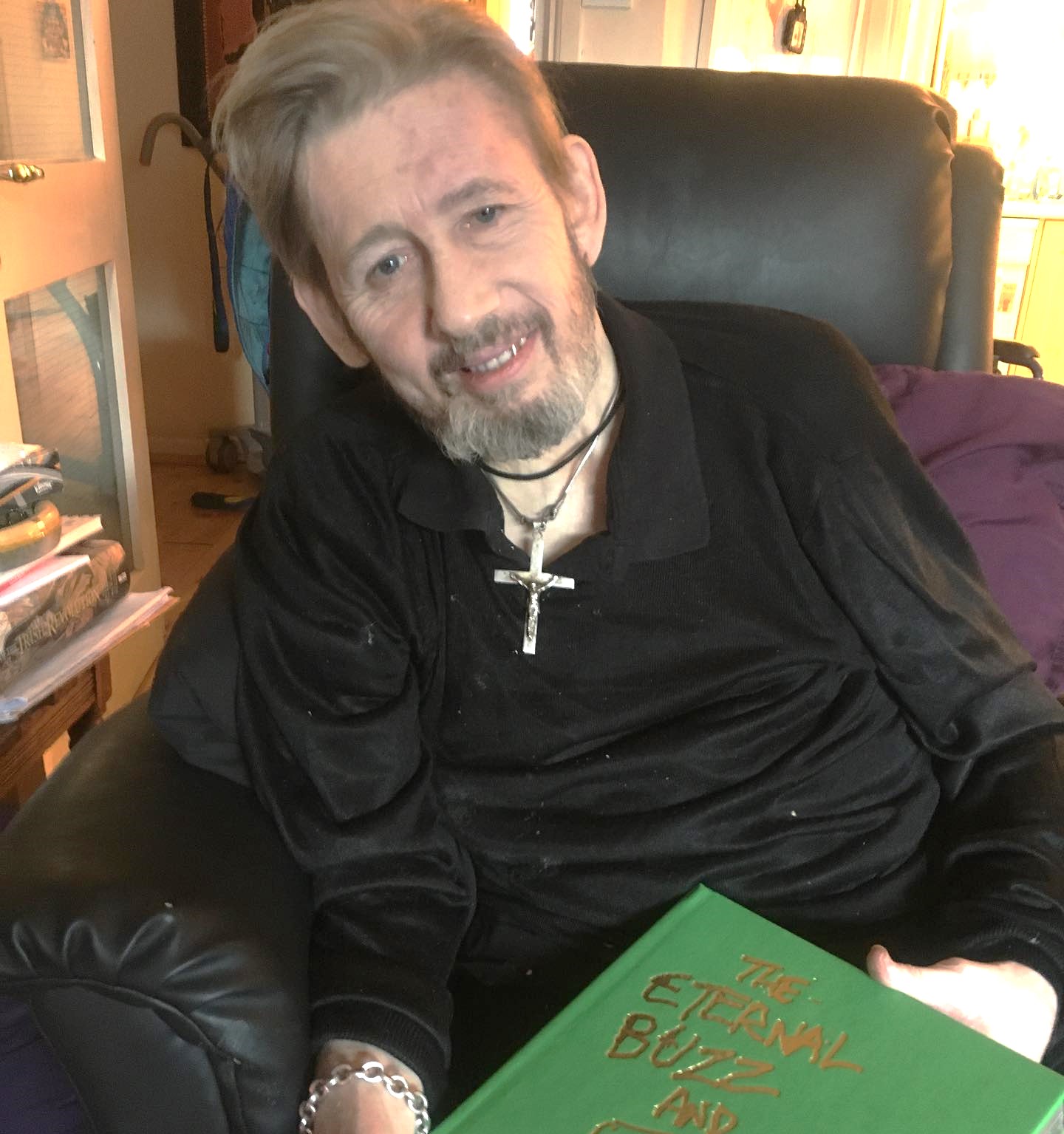 O Shane MacGowan κρατά το βιβλίο του Crock of Gold τον Ιανουάριο 2023