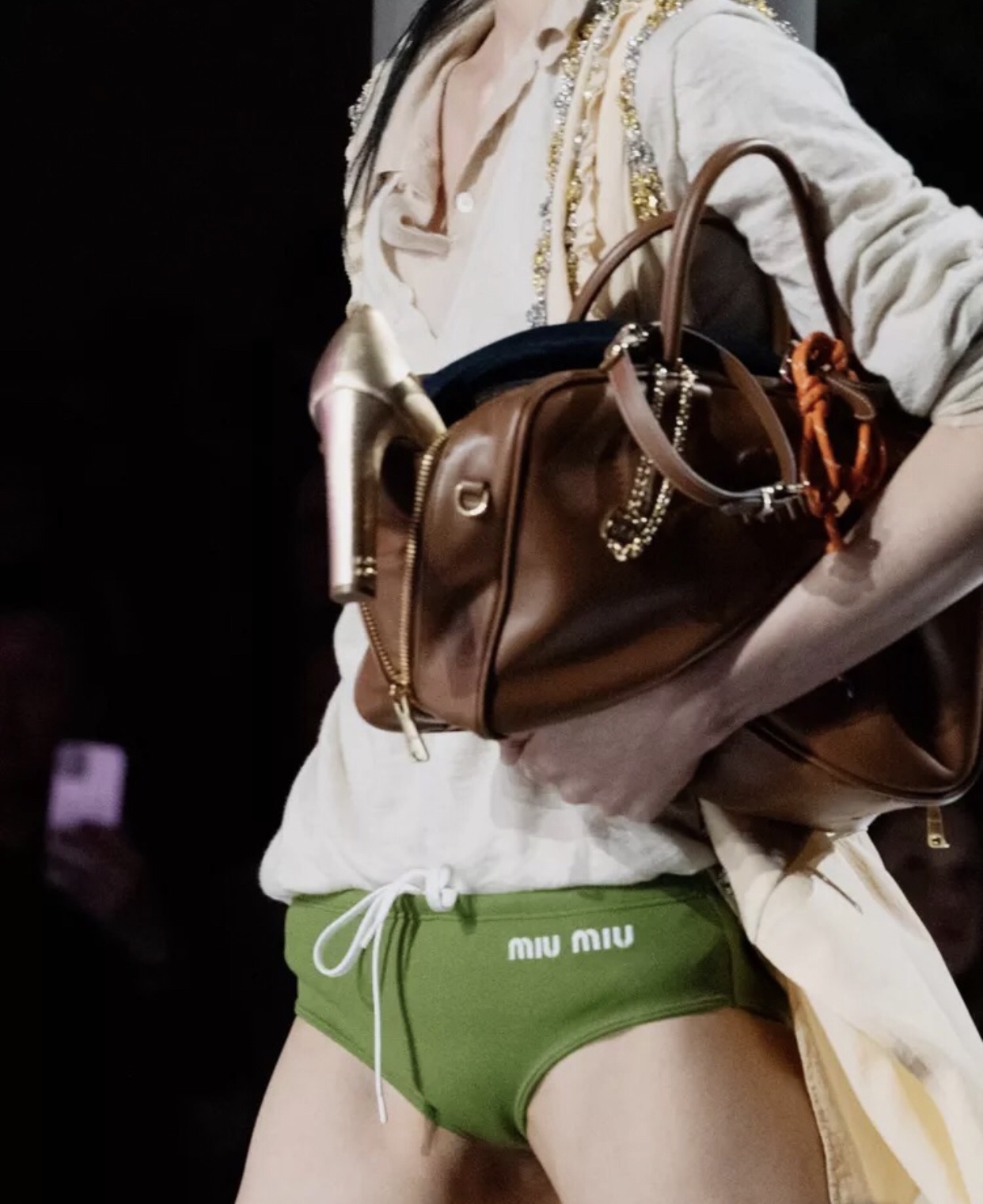 Oversized τσάντα από την πασαρέλα του οίκου Miu Miu