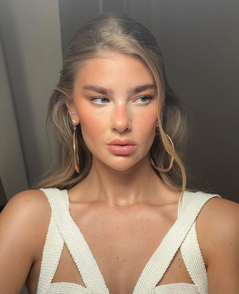 Nude μακιγιάζ με έμφαση στα φρύδια