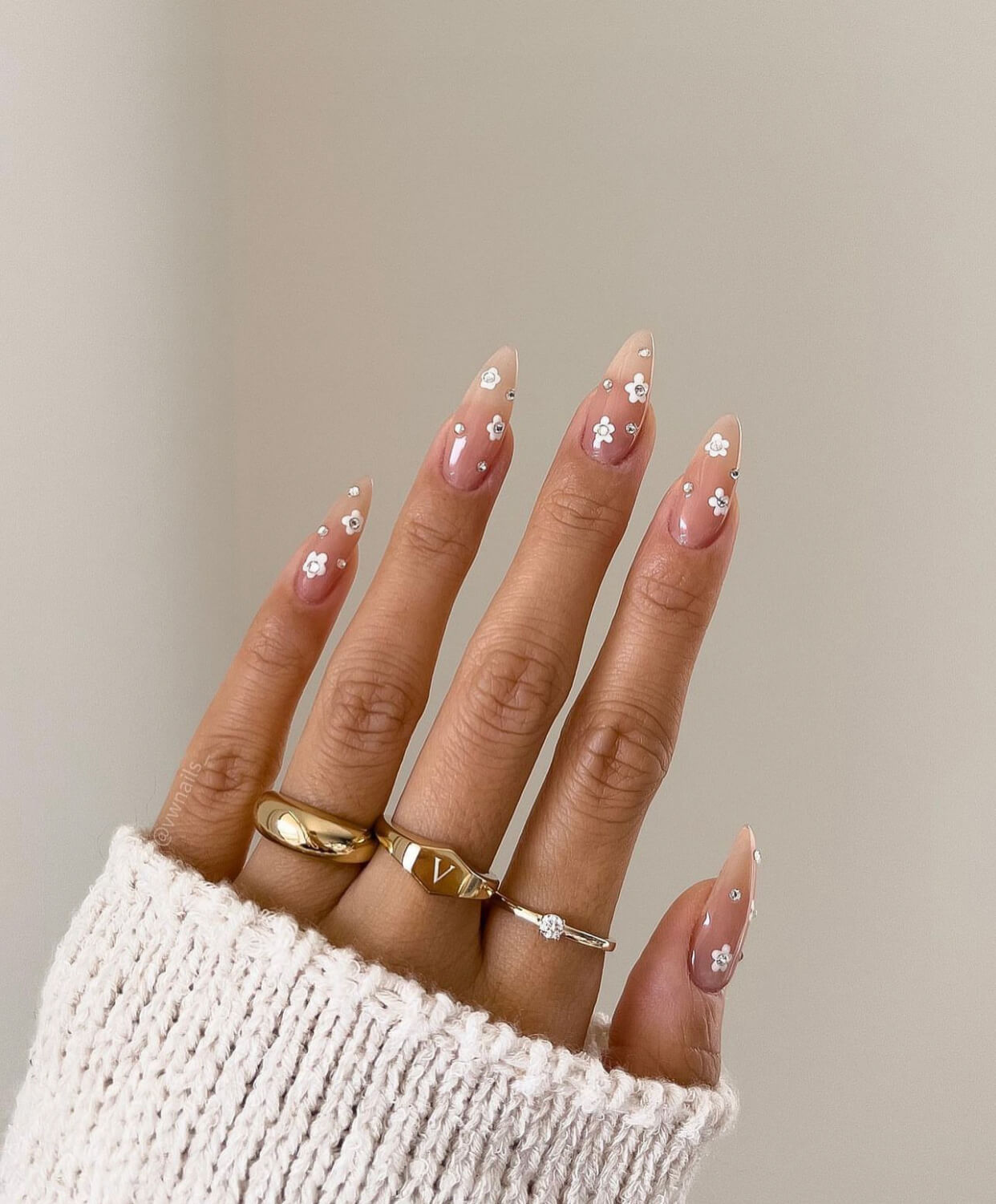 Διάφανα νύχια με λουλούδια