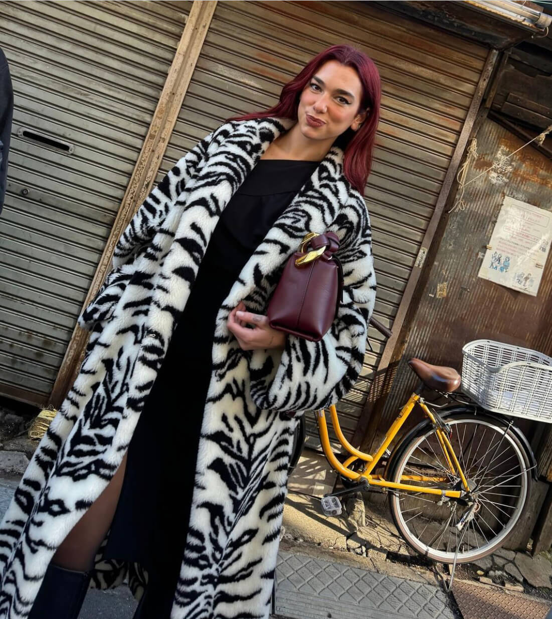 Η Dua Lipa με animal print γούνα