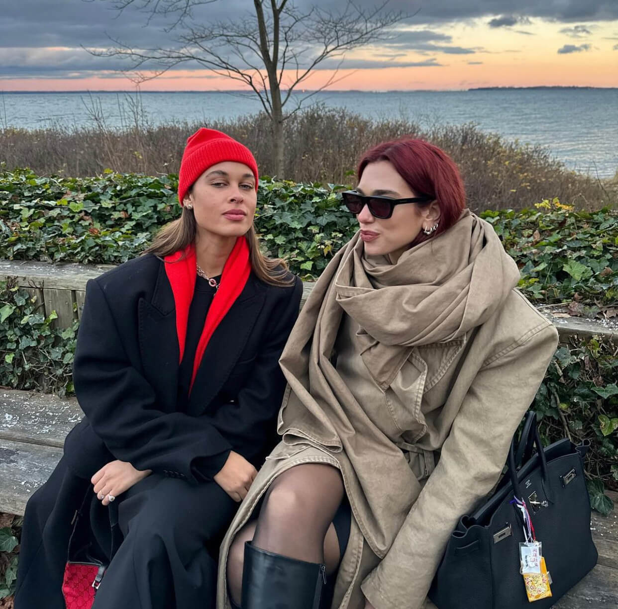 Η Dua Lipa με oversized καμπαρντίνα