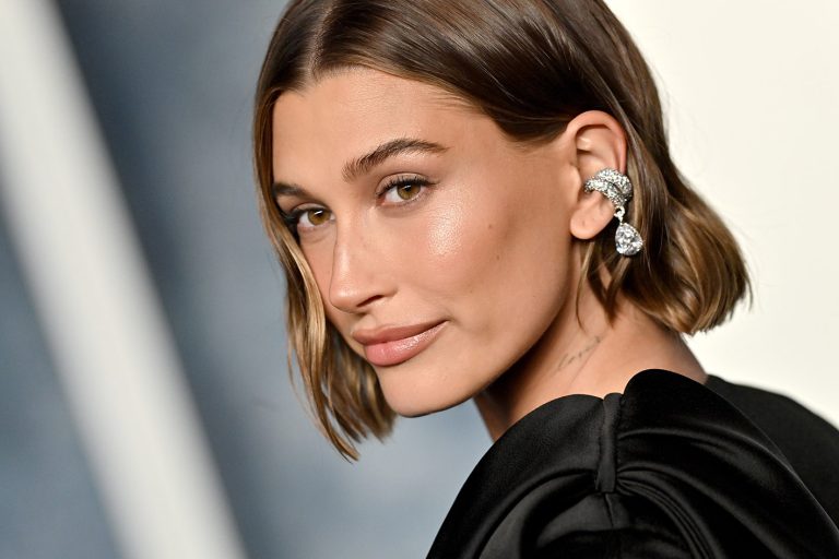 Η Hailey Bieber στο Vanity Fair Oscar Party 2023