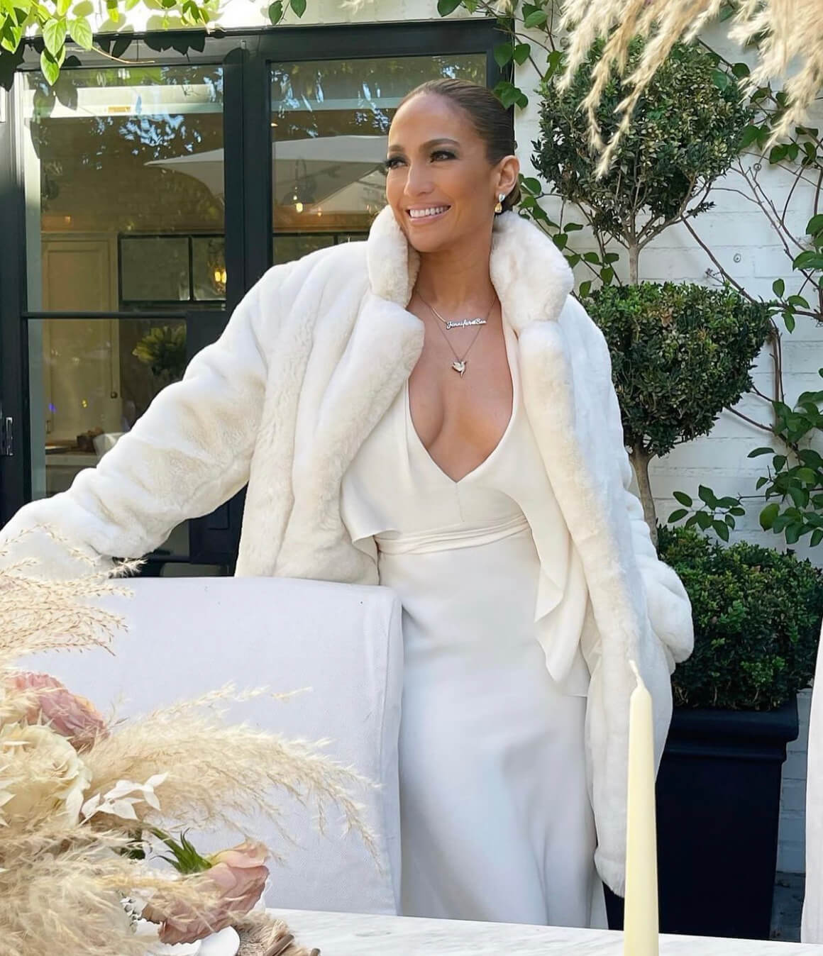 Η JLo με λευκό φόρεμα και λευκή γούνα