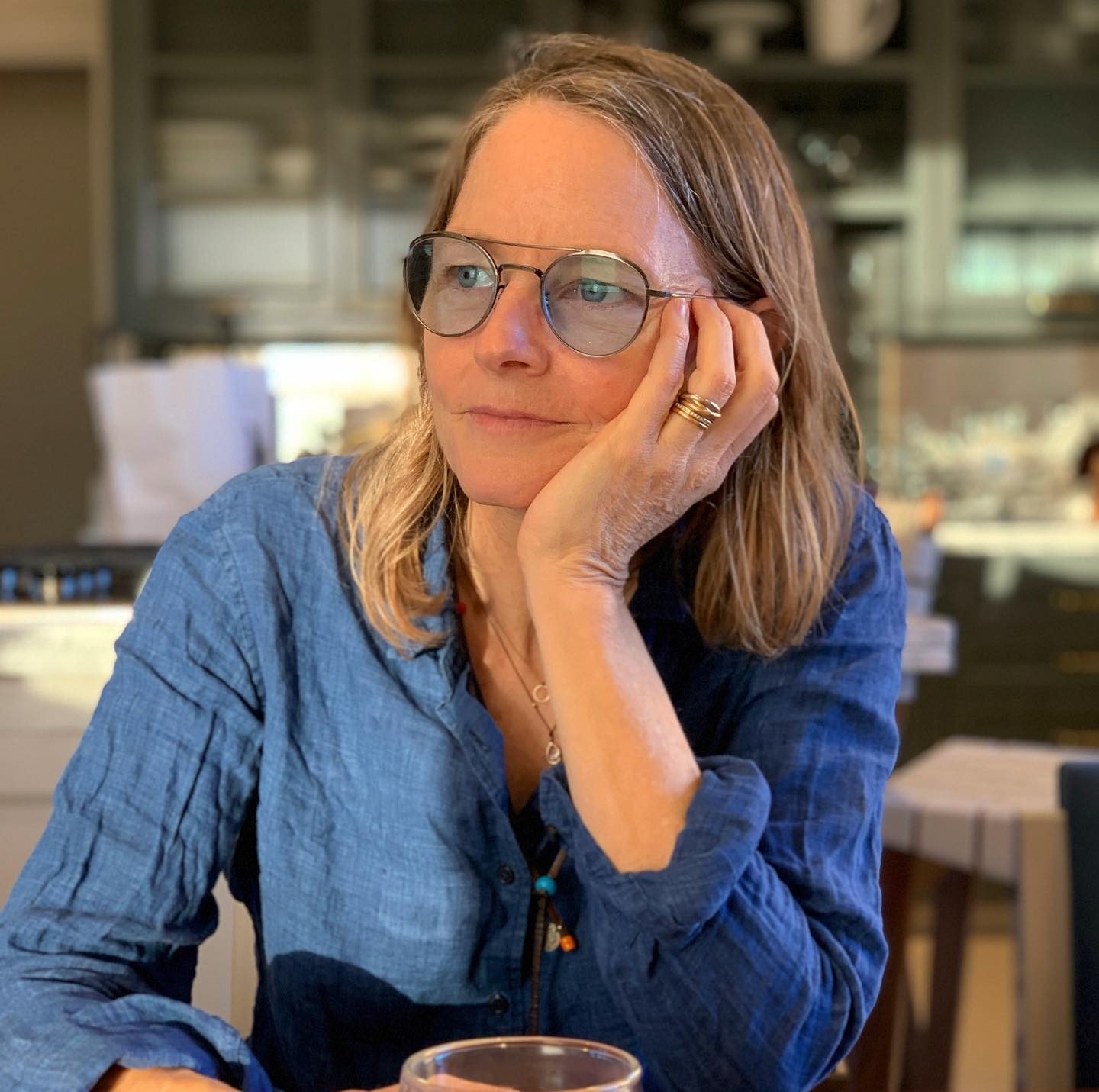 H Jodie Foster ποζάρει για τον φακό της συζύγου της στα γενέθλιά της το 2021