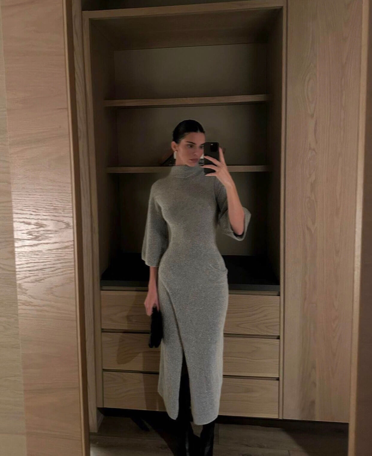 η Kendall Jenner με γκρι πλεκτό φόρεμα