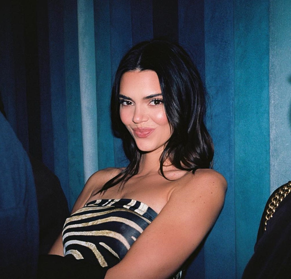 H Kendall Jenner ποζάρει χαμογελαστή για φωτογραφίαα που ανέβασε στο Instagram