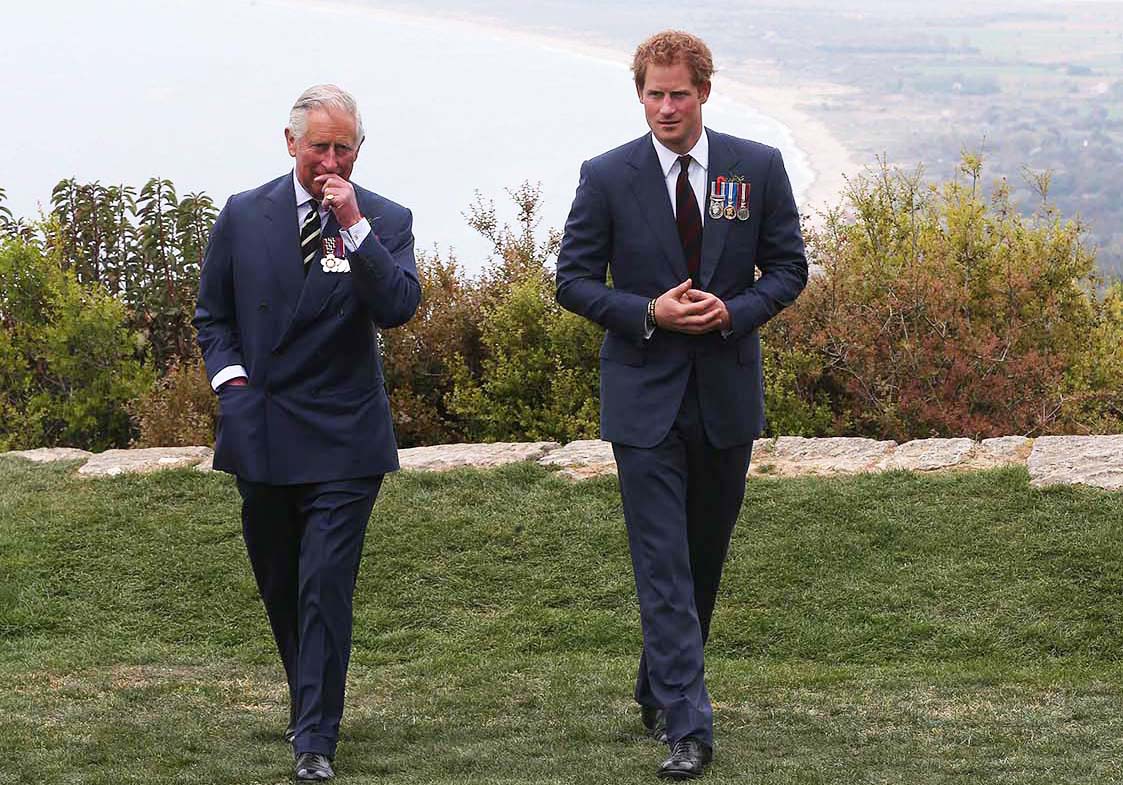 Ο Βασιλιάς Κάρολος και ο Harry περπατούν