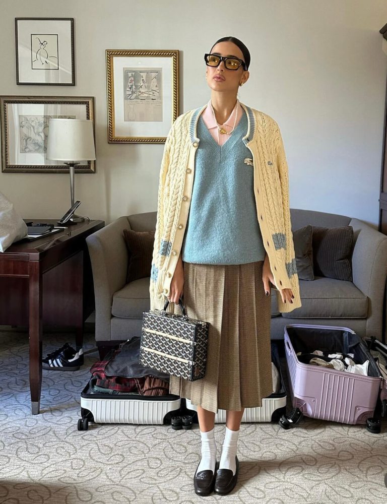 Layering σύνολο με πλεκτά και μίντι φούστα