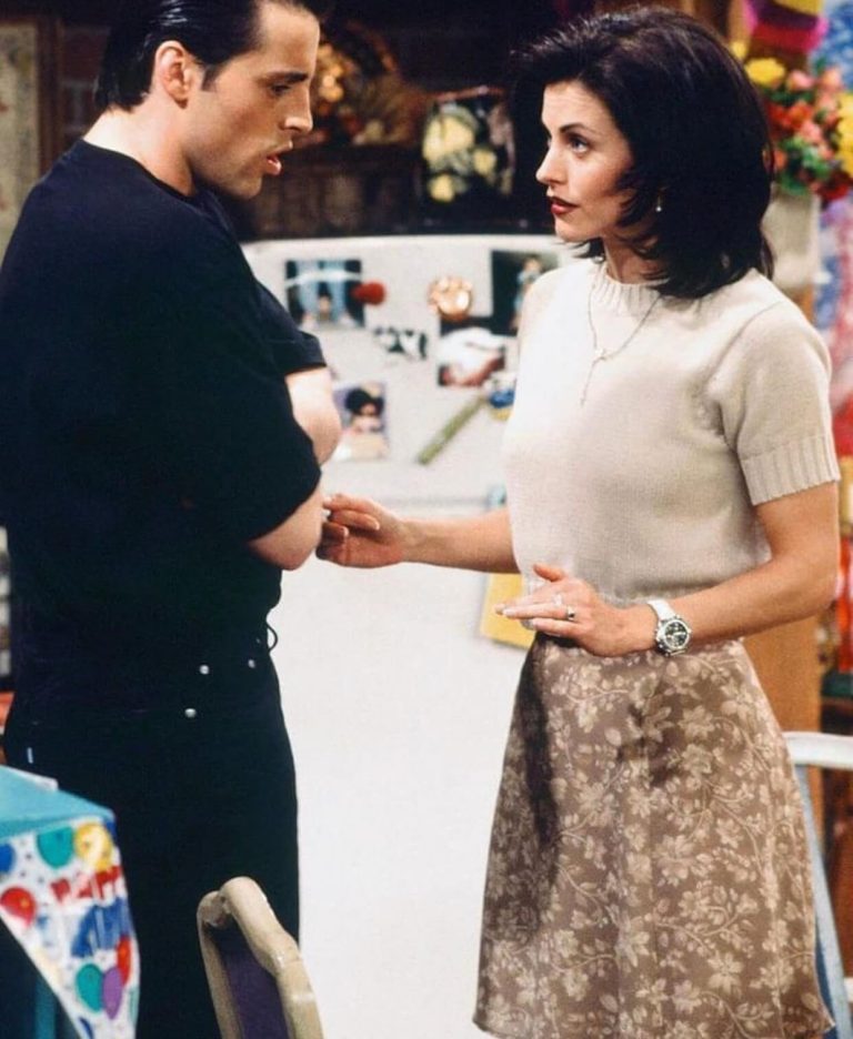 Η Monica Geller με τον Joey σε σκηνή από τα "Φιλαράκια"