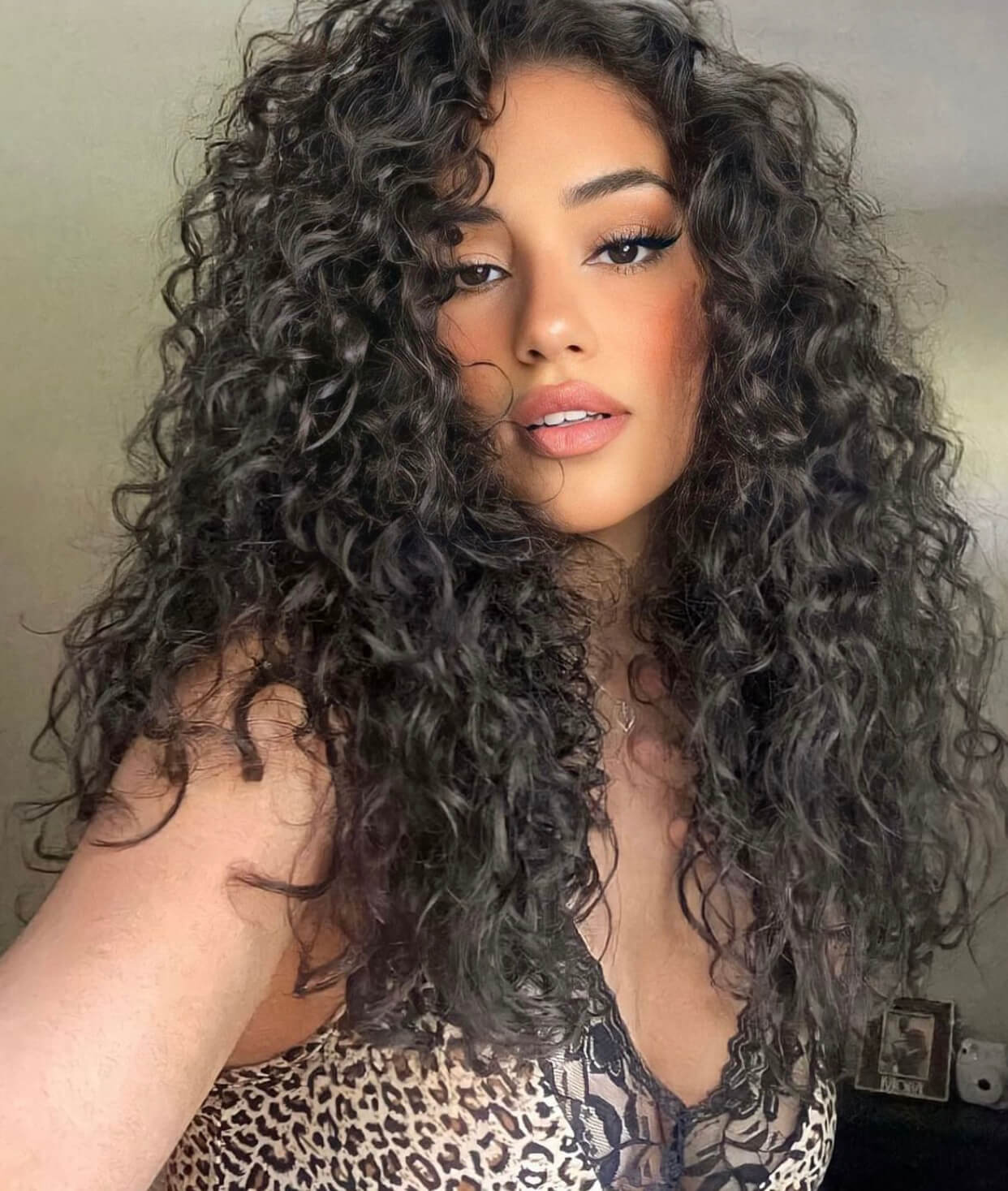 καστανές φυσικές μπούκλες