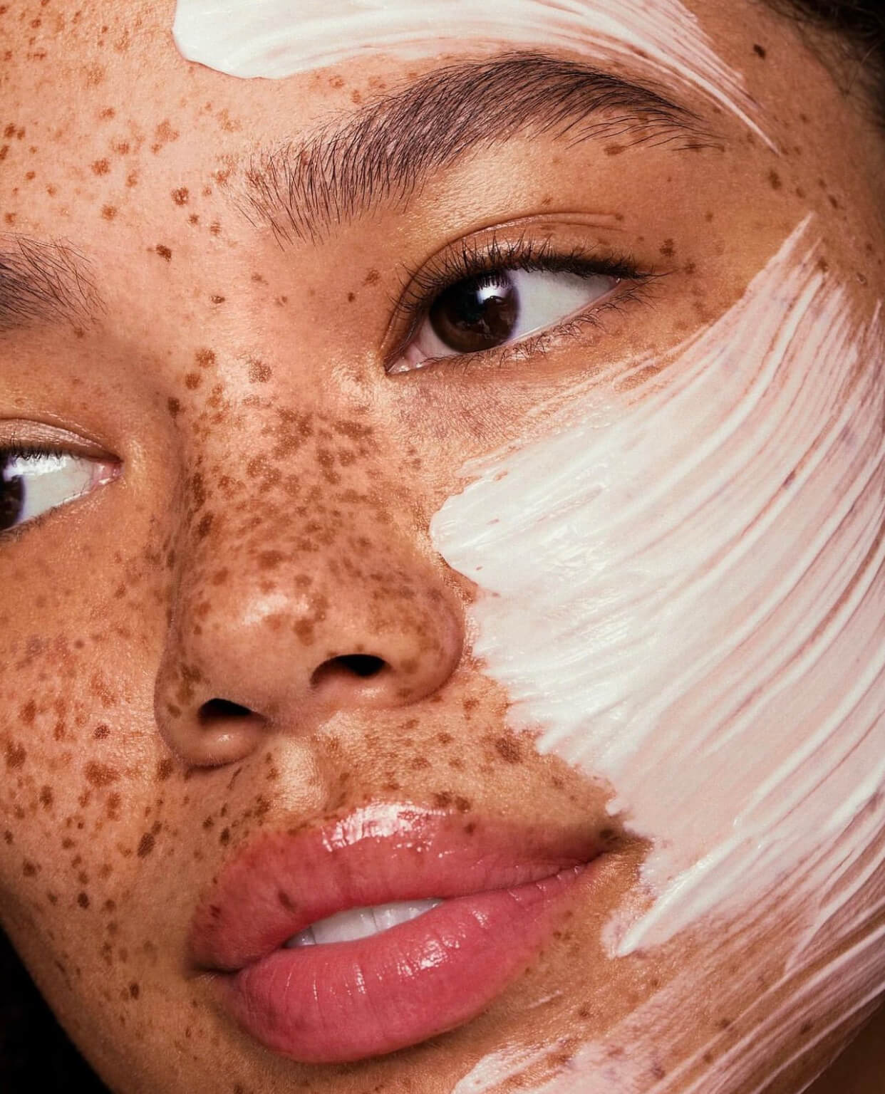 πρόσωπο με φακίδες και ενυδατική κρέμα