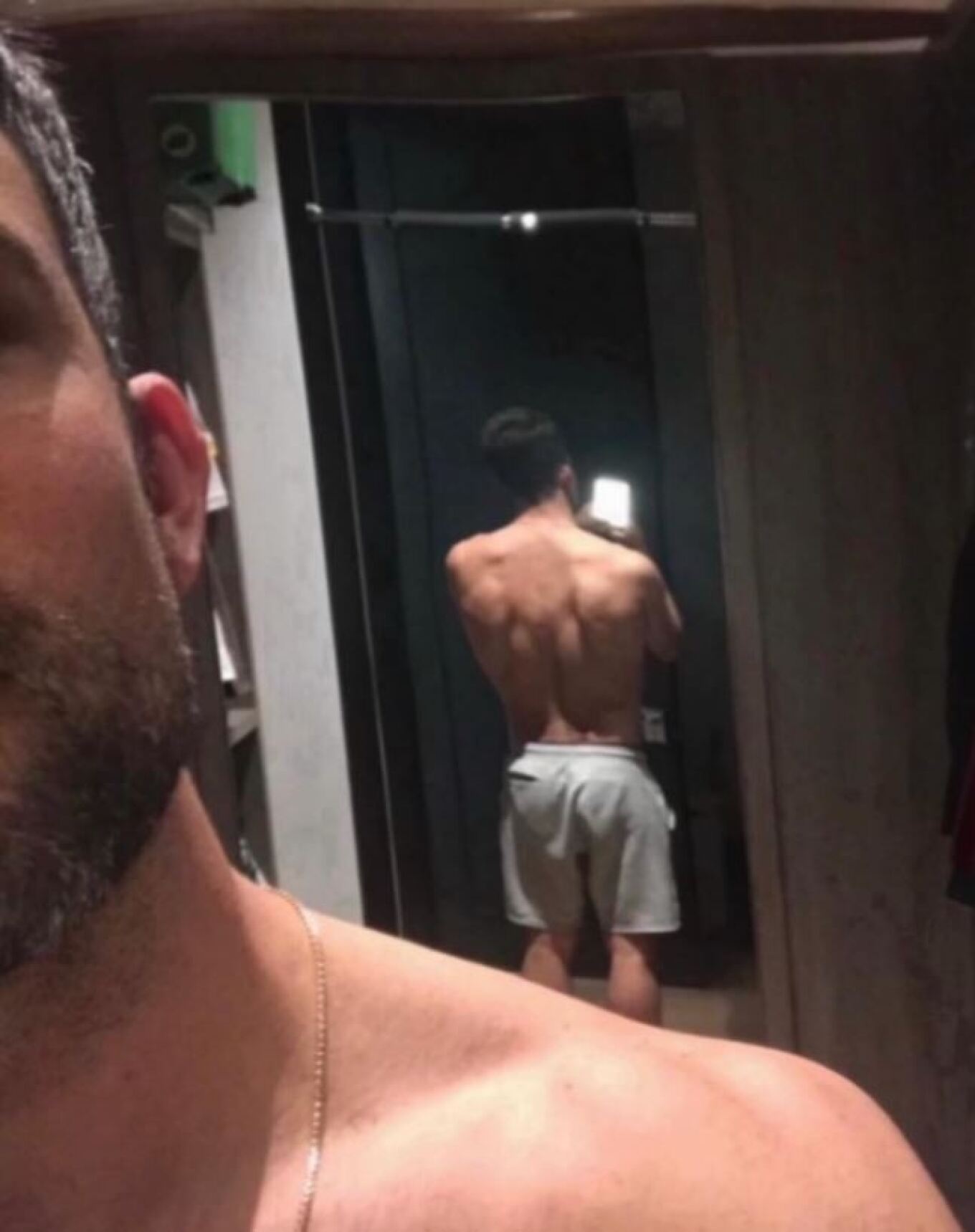 Ο ημίγυμνος άνδρας στην ανάρτηση της Britney Spears