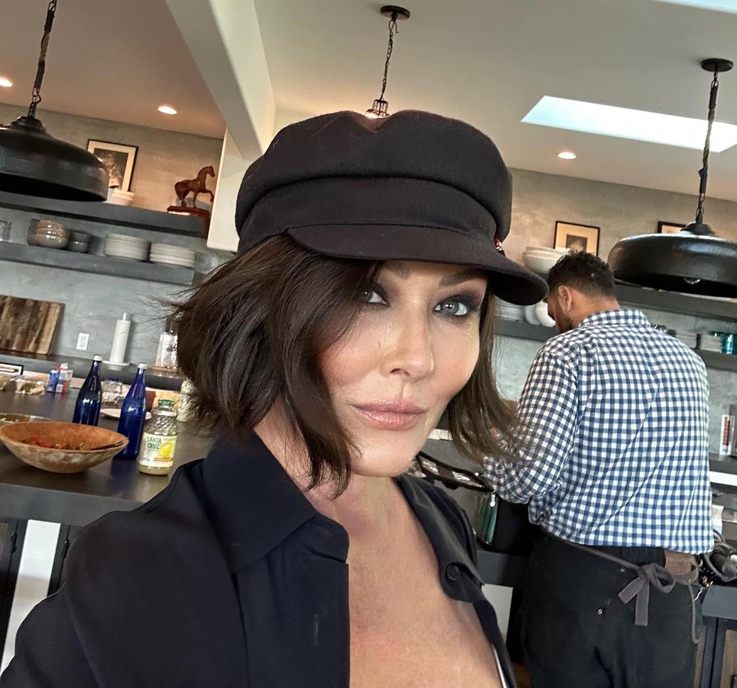 H Shannen Doherty σε καφέ με καπέλο