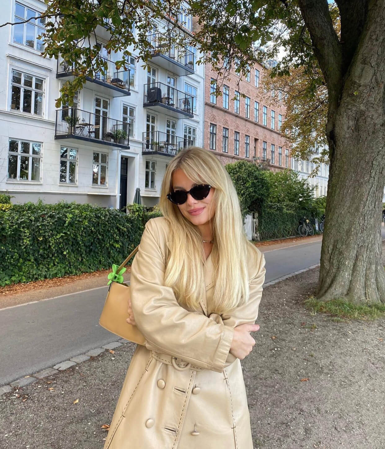 Μπεζ δερμάτινη καμπαρντίνα