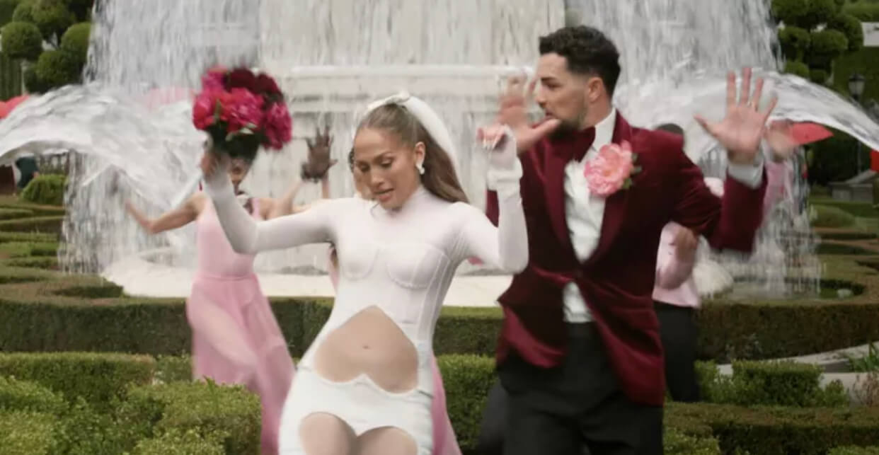Η JLo με νυφικό σε σχήμα καρδιάς στο νέο της βίντεο κλιπ