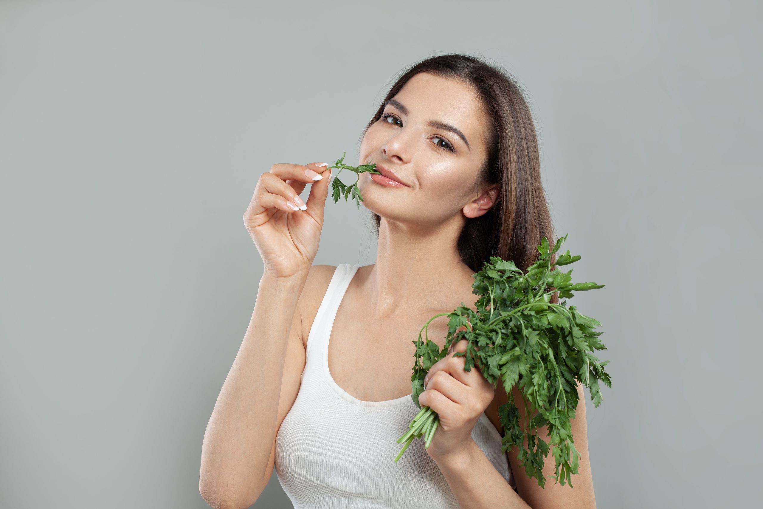 γυναίκα τρώει φαγητό μαιντανό