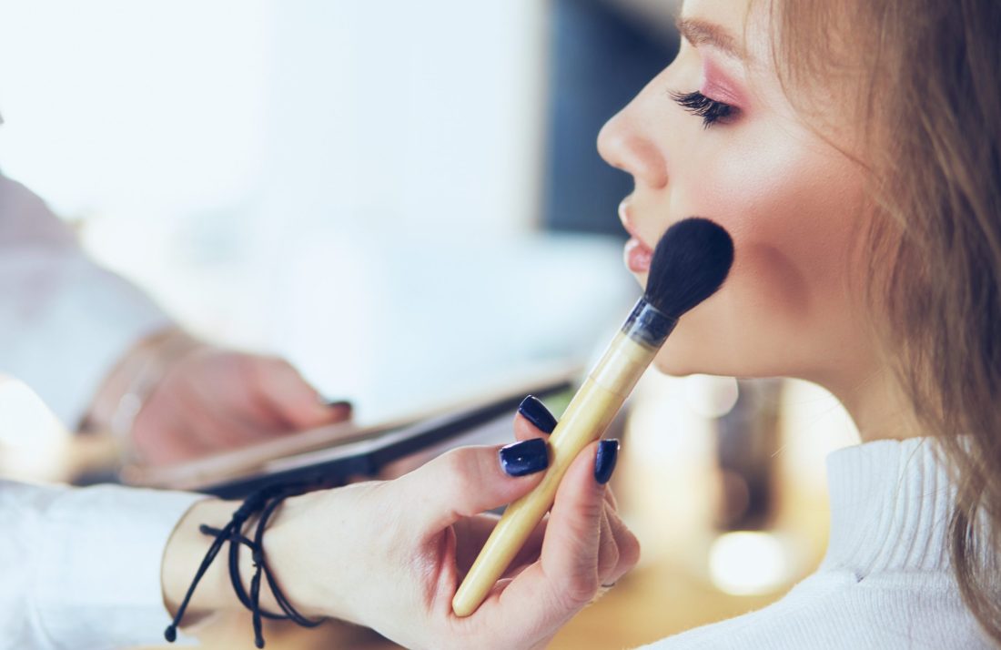 Γυναίκα μακιγιάρεται