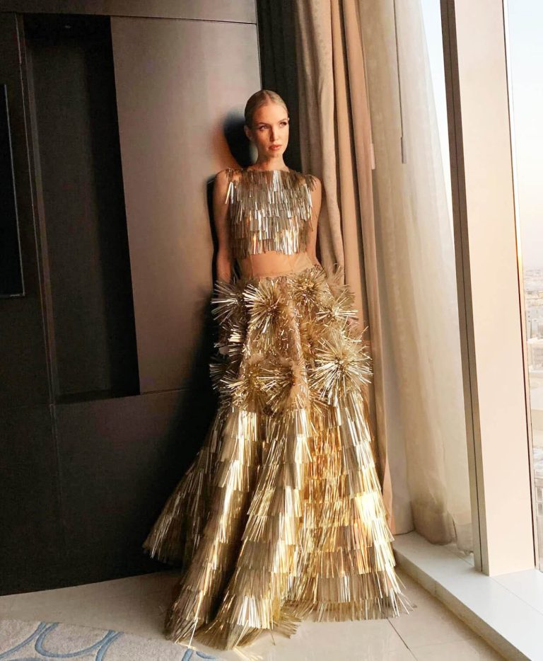 H Leonie Hanne με φόρεμα βραδινό για χριστούγεννα