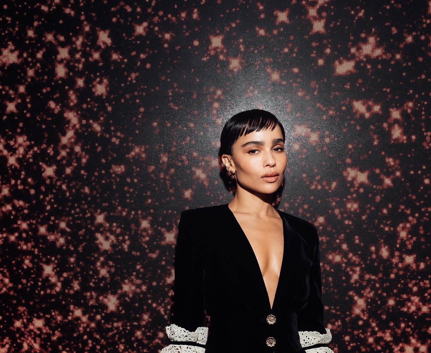 H Zoë Kravitz ποζάρει για λογαριασμό της yslbeauty