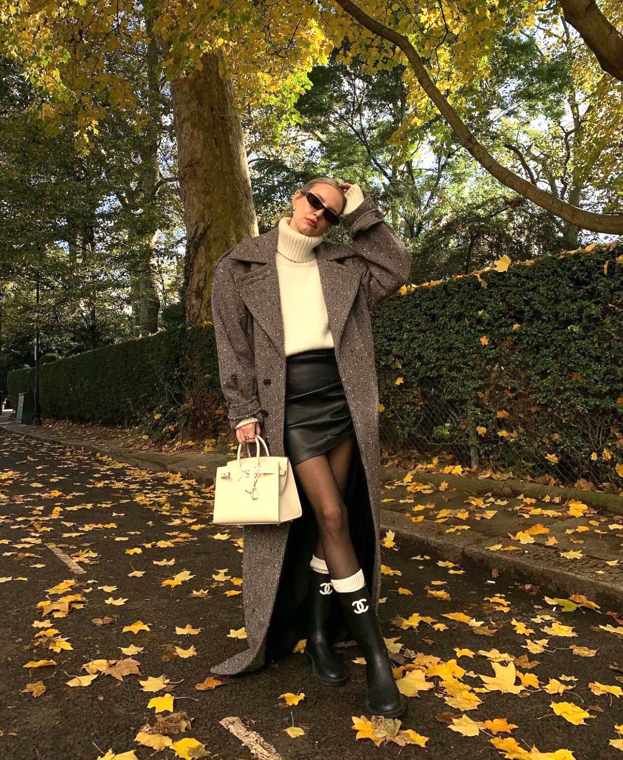 H Leonie Hanne με παπούτσια γαλότσες φθινοπωρινό στιλ
