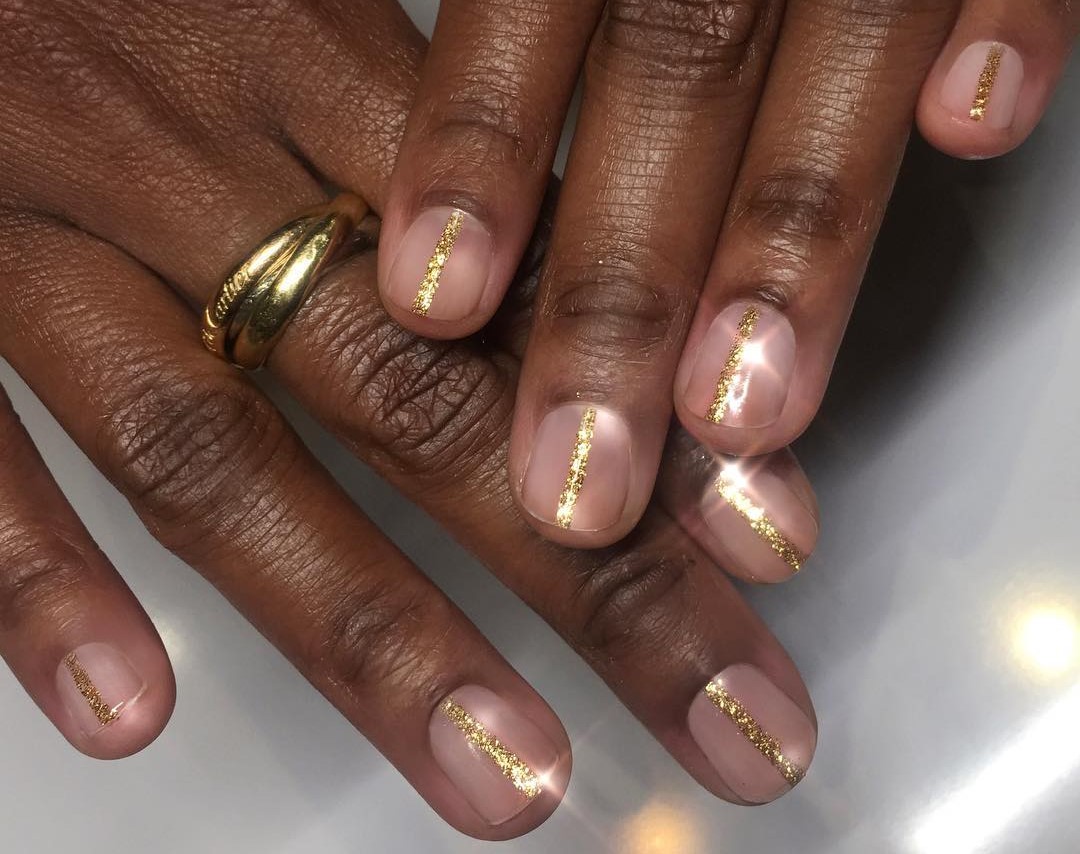 χριστουγεννιάτικο μανικιούρ για κοντά νύχια