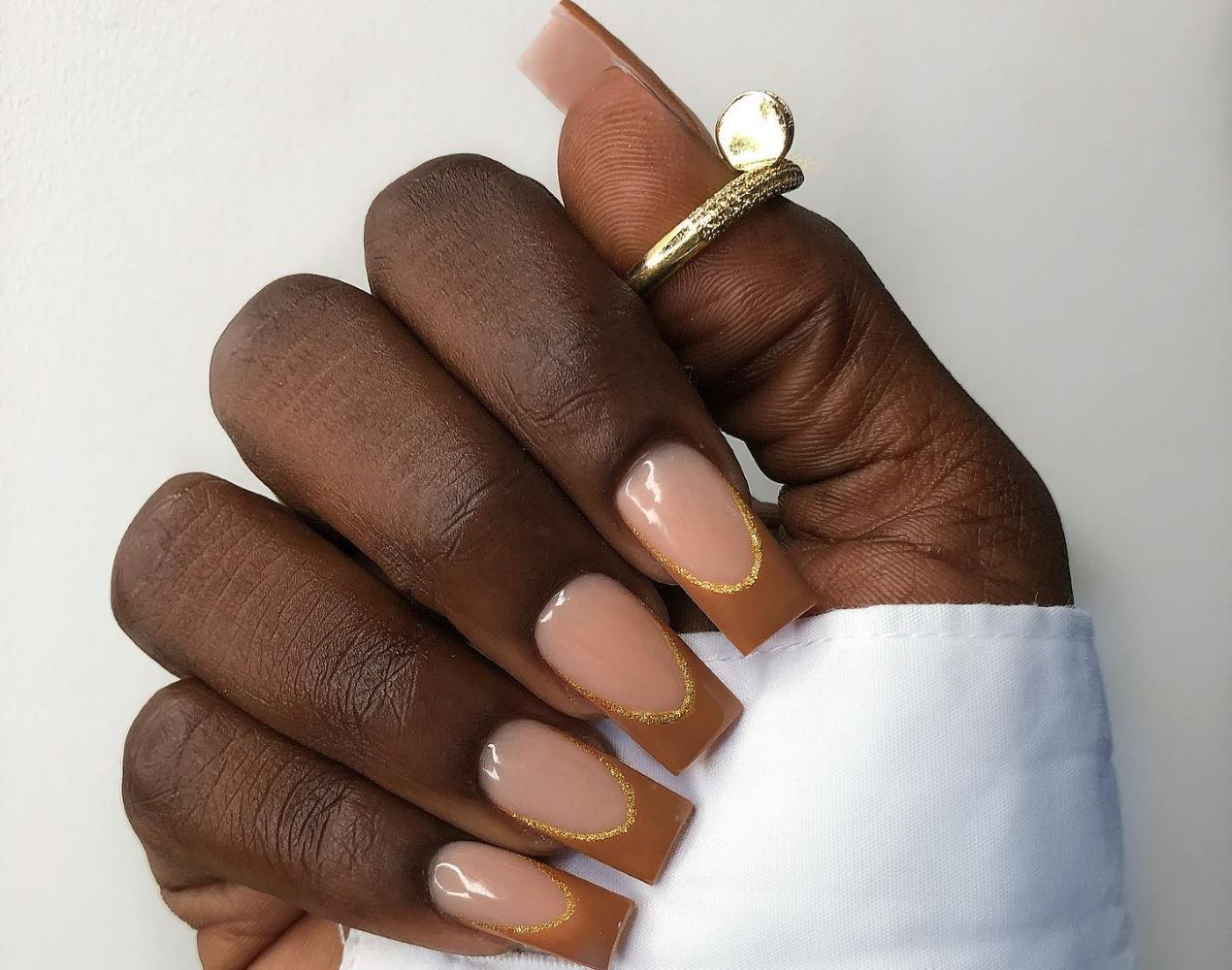 γαλλικό μανικιούρ με ουδέτερες αποχρώσεις