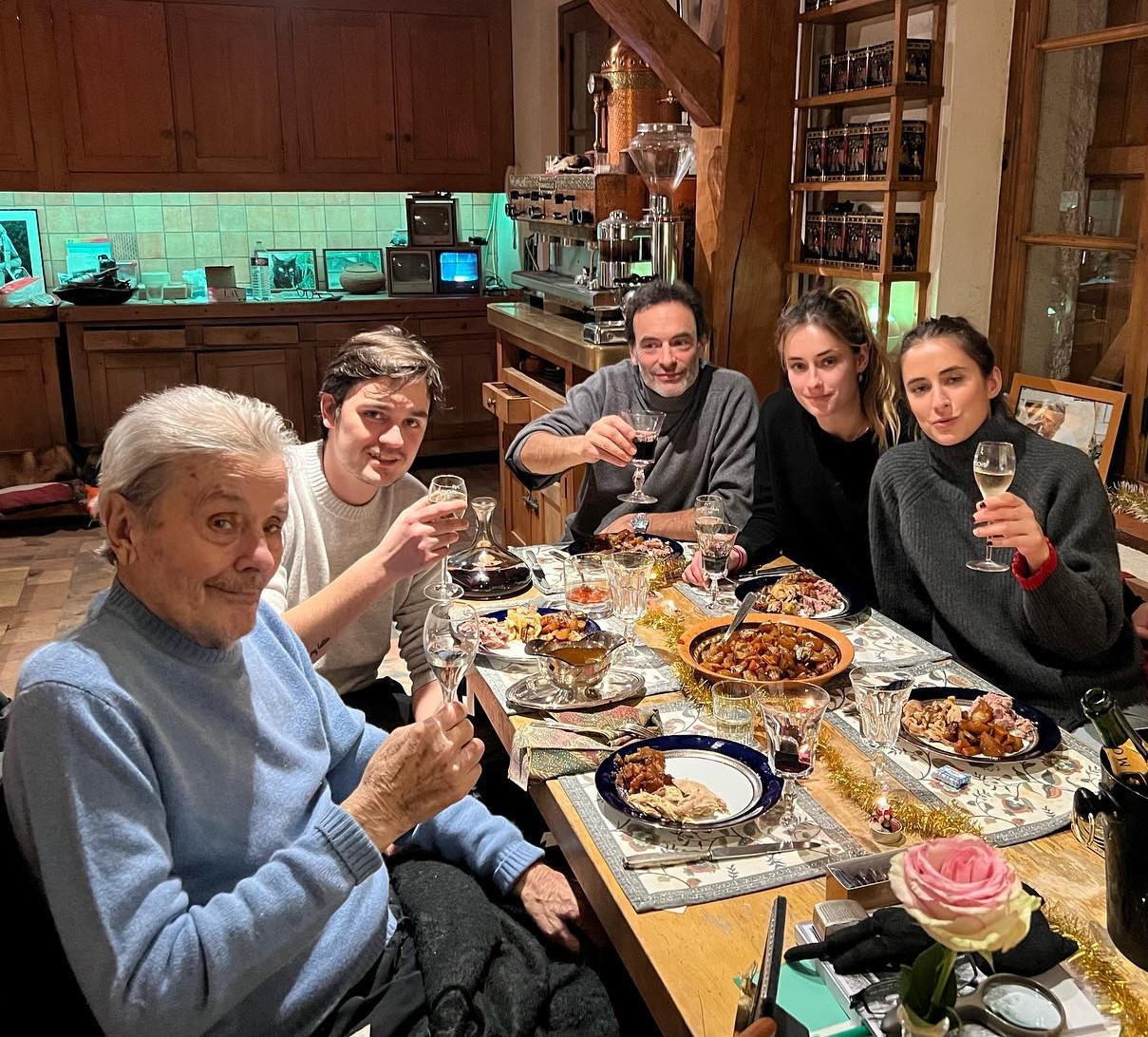 Alain Delon εορταστικό τραπέζι