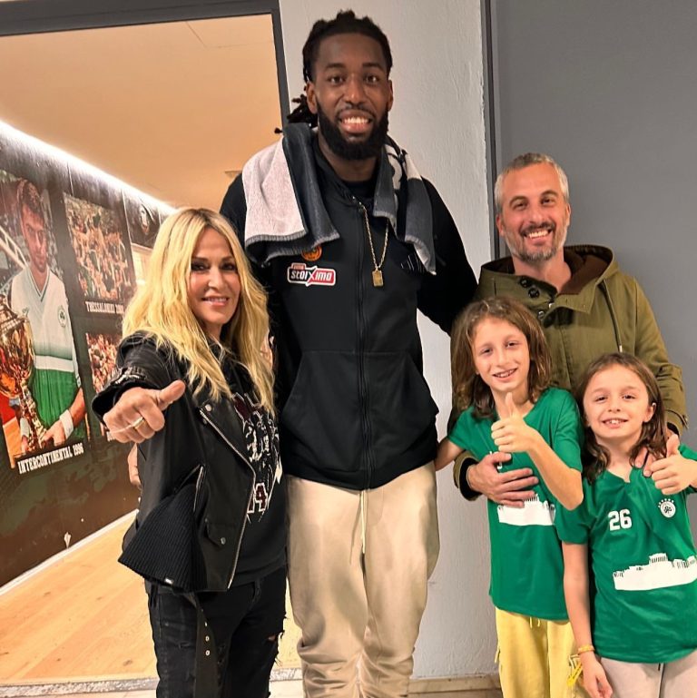 Η Άννα Βίσση στο γήπεδο