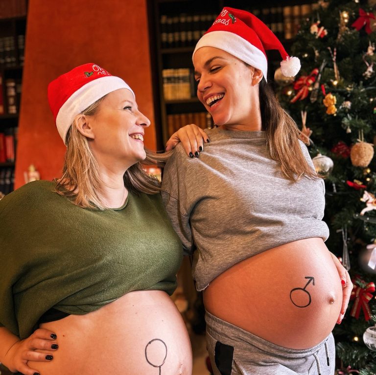 Η Κατερίνα Στικούδη με την έγκυο κολλητή της