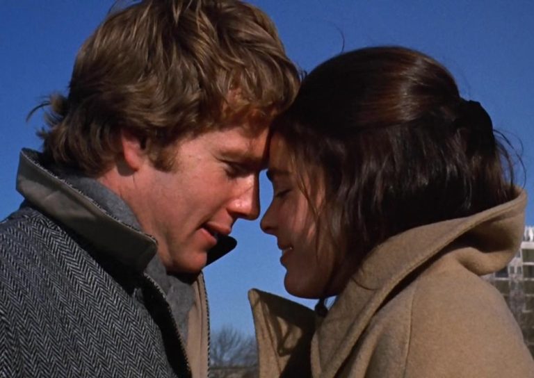 Η Ali MacGraw και ο Ryan O'Neal σε πλάνο από την ταινία Love Story