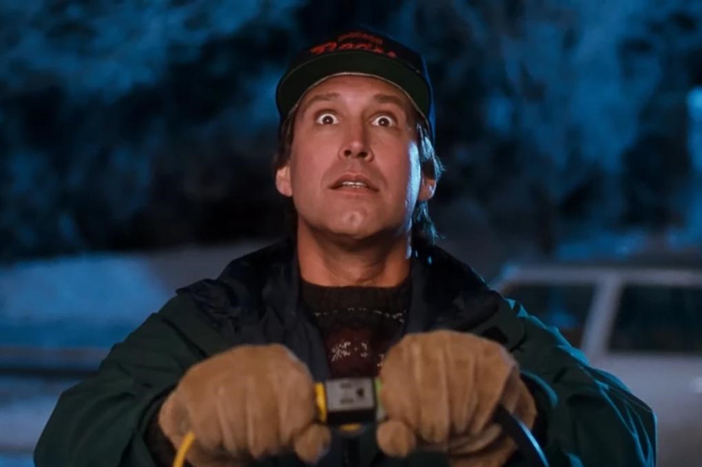 O Chevy Chase σε πλάνο από την ταινία "Τα Χριστούγεννα του τρελού θηριοτροφείου"