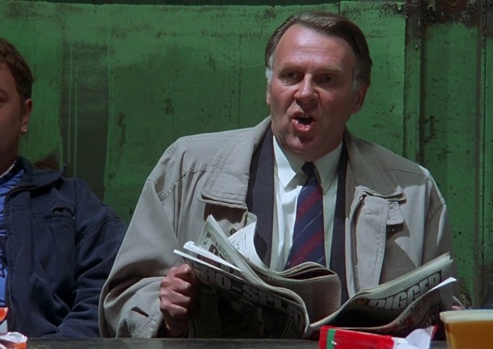 Ο Tom Wilkinson σε πλάνο από την ταινια "Άνδρες με τα όλα τους"