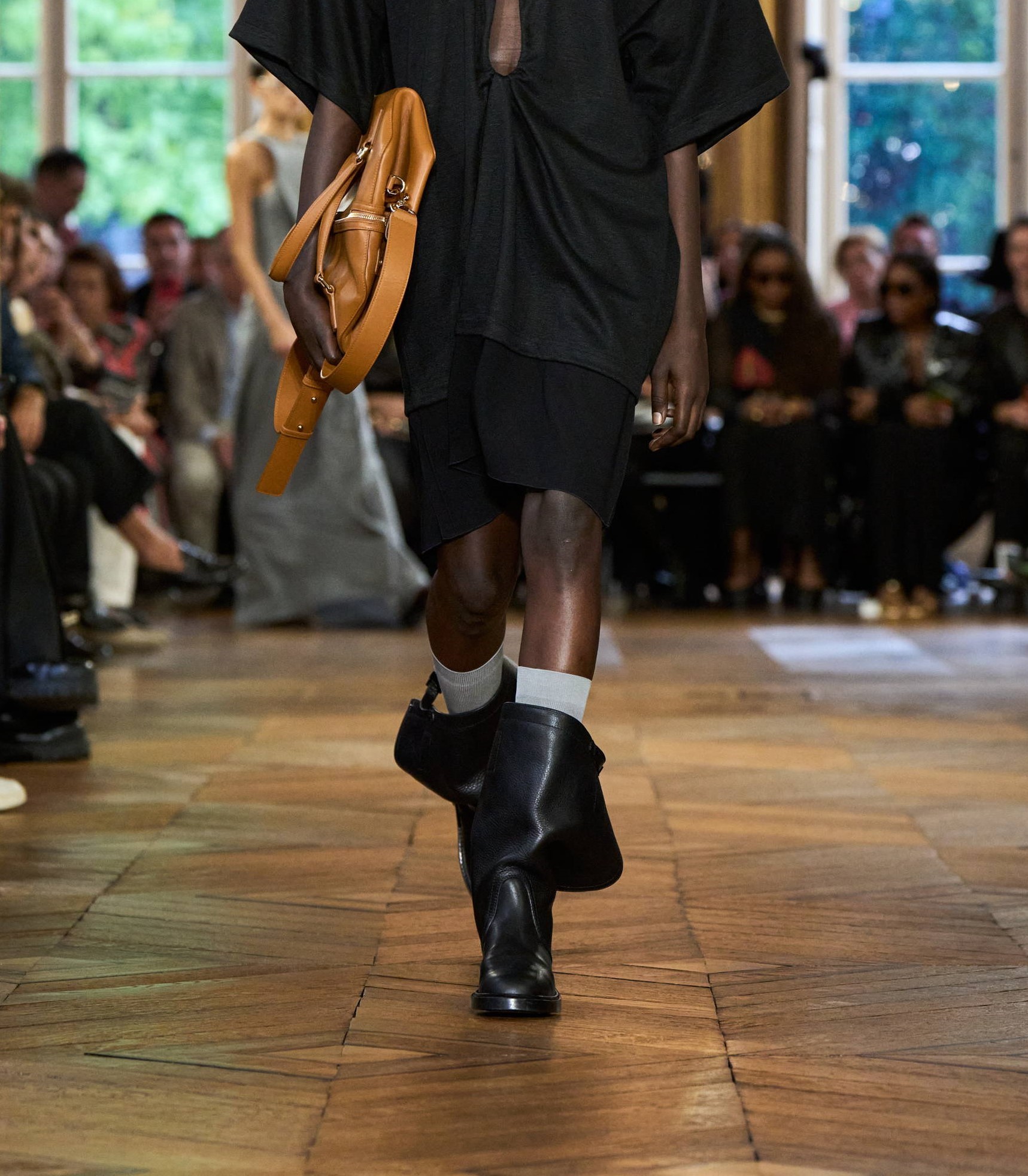 μπότες μοντέλο πασαρέλα victoria beckham