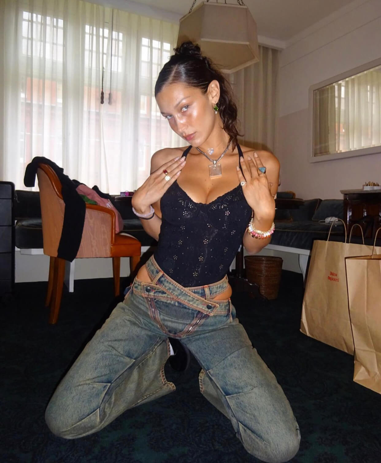 Η Bella Hadid με τζιν παντελόνι και στενό body