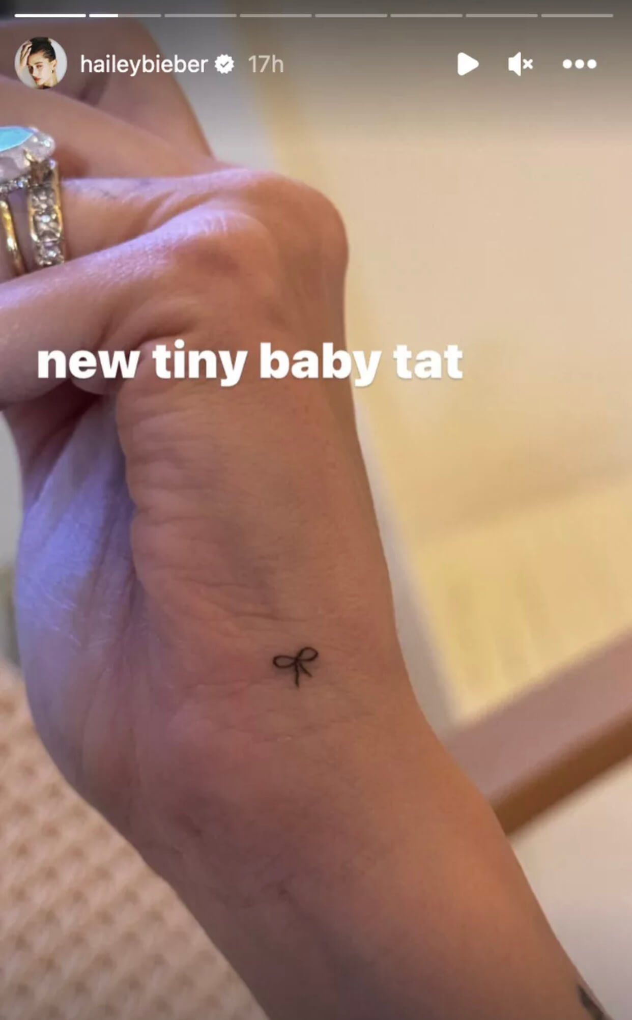 Το μίνι τατουάζ φιόγκος της Hailey Bieber
