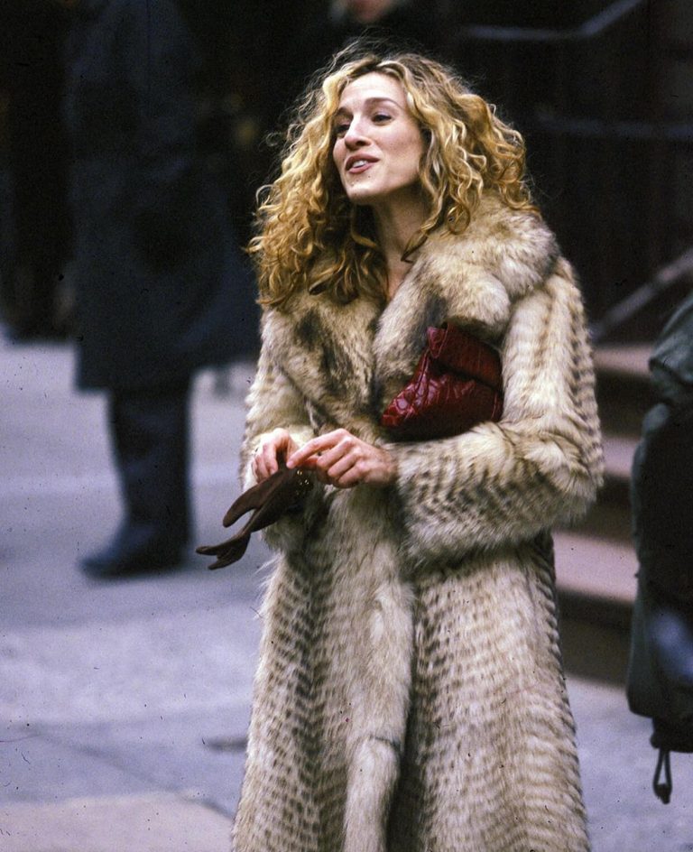 H Carrie Bradshaw με γούνινο παλτό