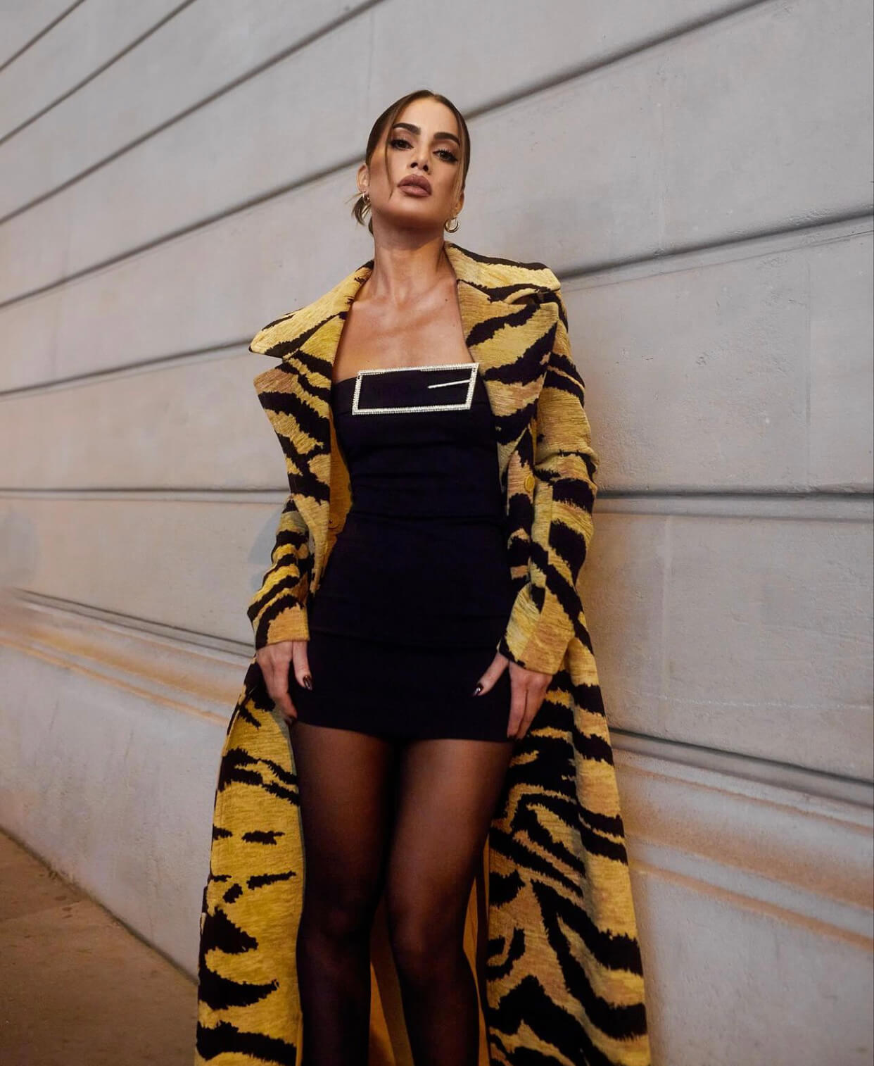 Μίνι μαύρο φόρεμα με τιγρέ παλτό