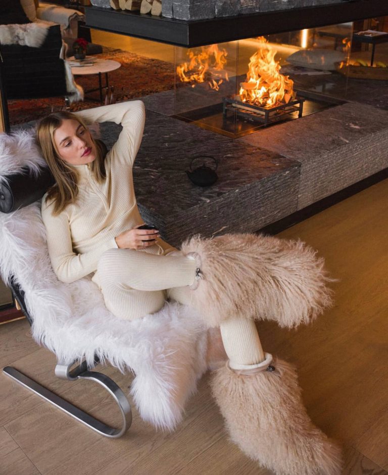 Total beige χειμωνιάτικο σύνολο με γούνινες μπότες