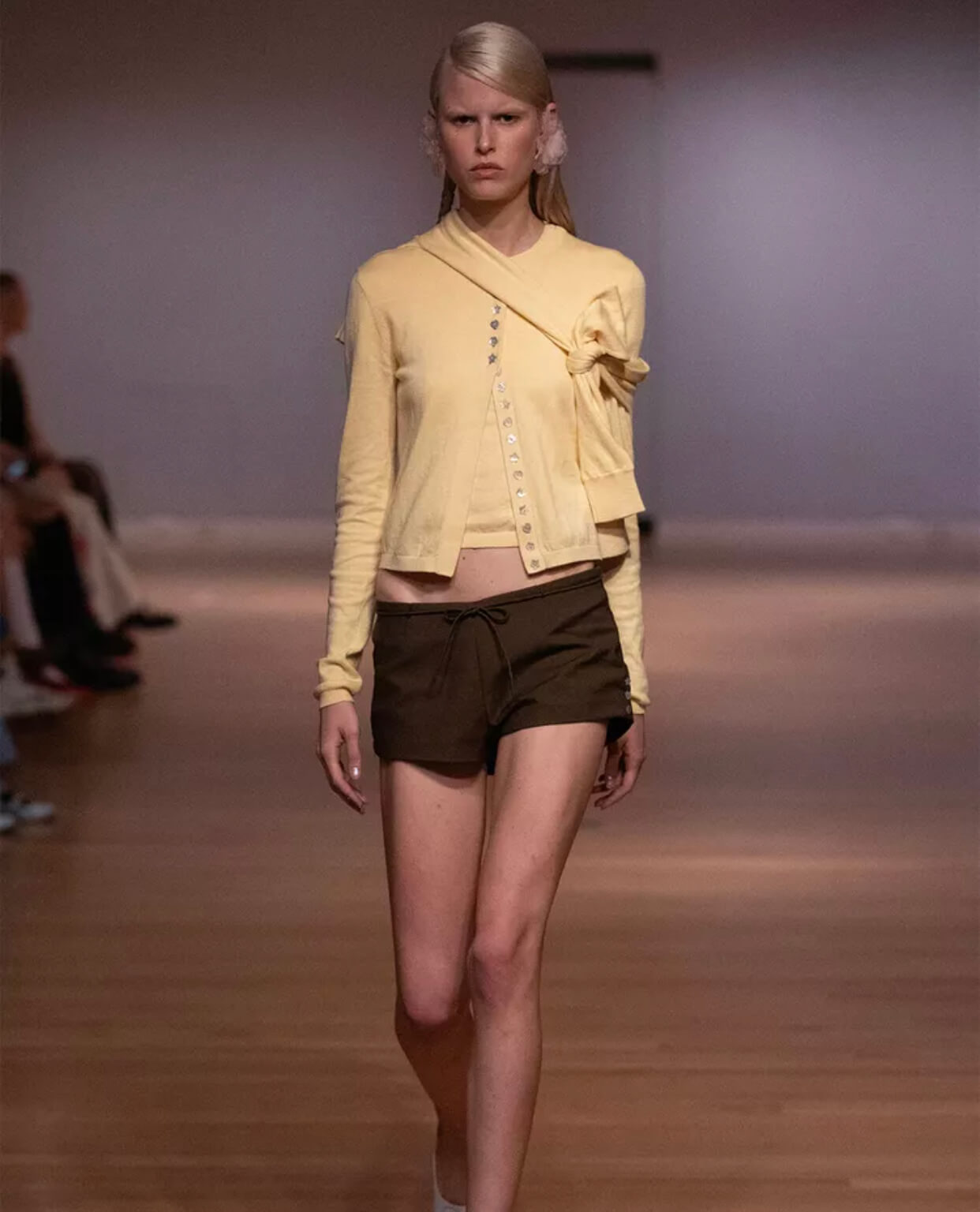 Διπλή πλεκτή ζακέτα από την πασαρέλα της Sandy Liang