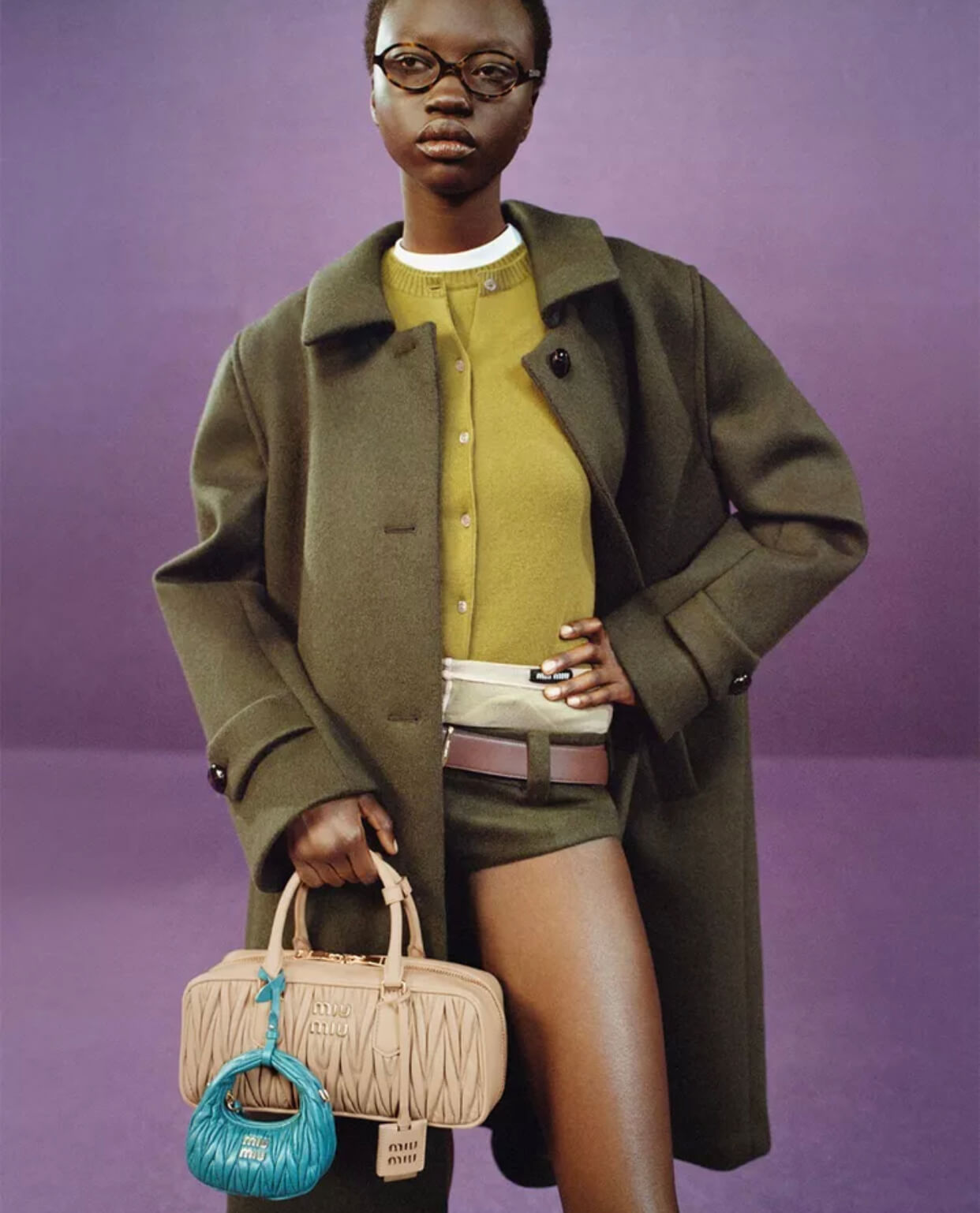 Miu Miu σύνολο με διπλή πλεκτή ζακέτα σε preppy ύφος