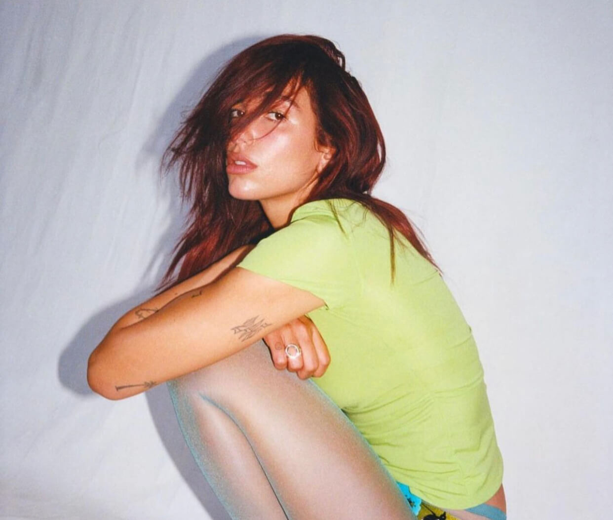 η Dua Lipa με high heels και γυμνά πόδια